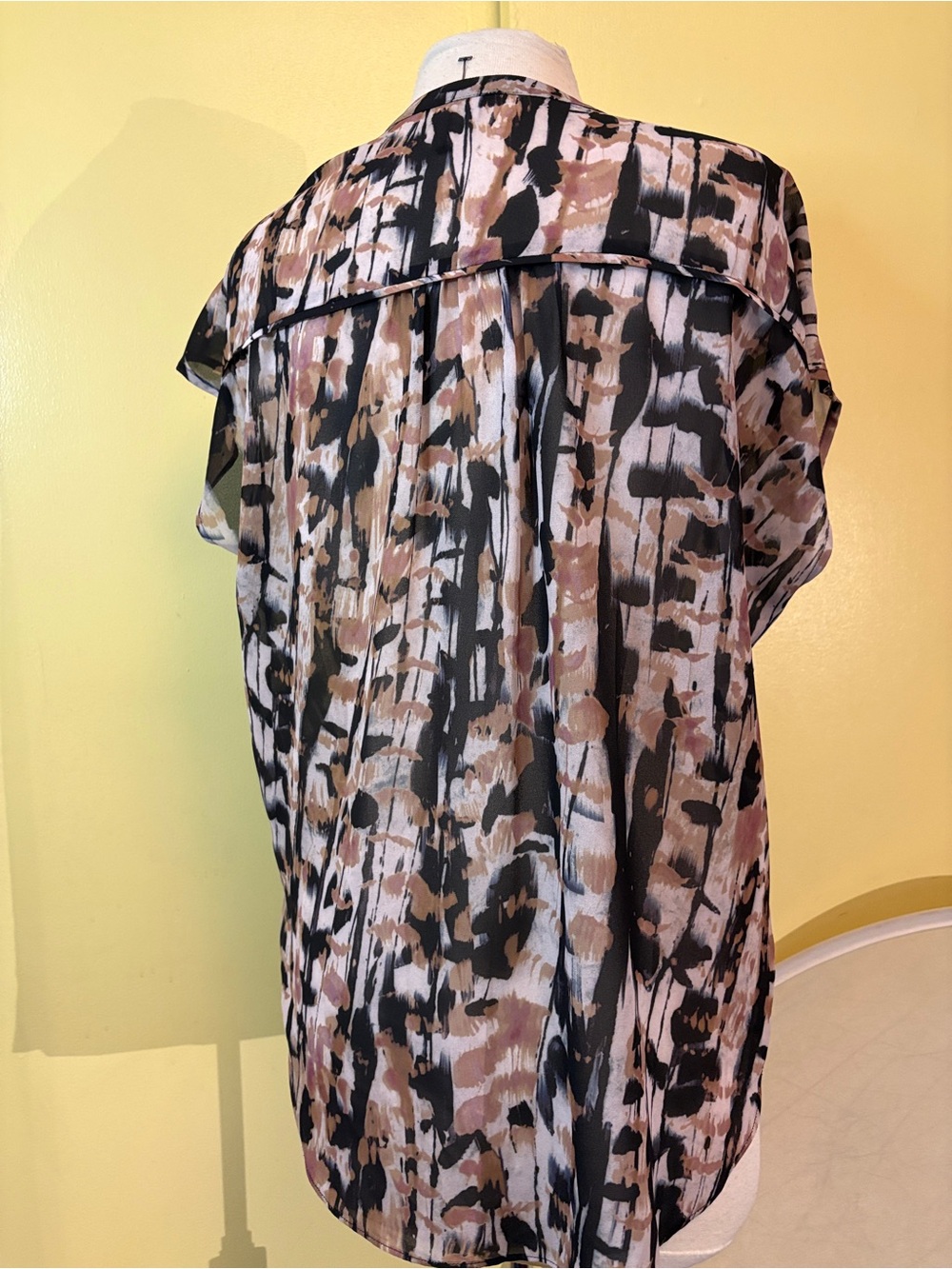 Reiss Abstract V-Neck Cap Sleeve Blouse - Pink, Black, Cream - Picture 6 of 11